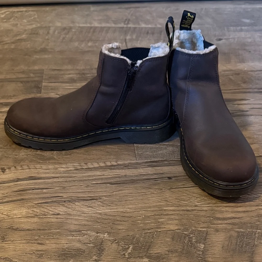 Dr. Martens - Womens Brown Boots with Sherpa Lining - Size 7